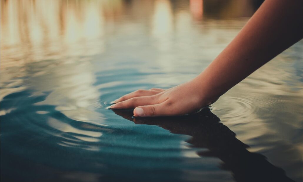 Hand ins Wasser Experience Enlighenment Intensive