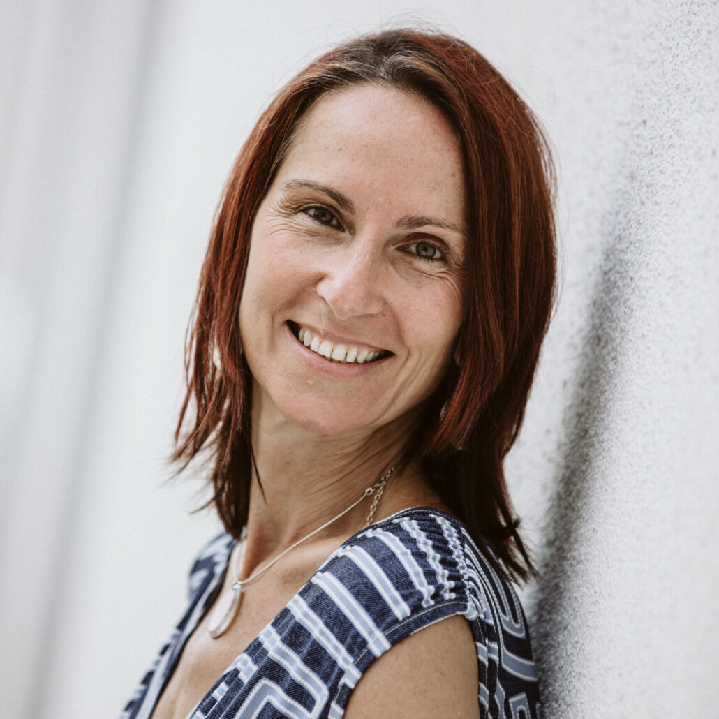 Martina Stöhr-Burkhardt, Biografie-Coaching - lächelnd an eine Wand gelehnt